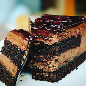 vanilla and chololate cake with jelly on top